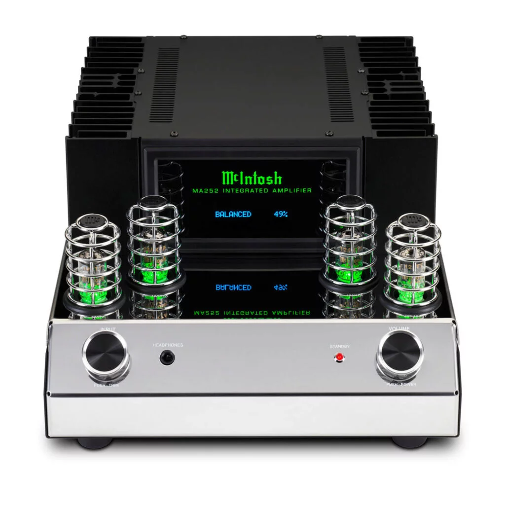 McIntosh MA252 geïntegreerde versterker met een iconisch retrodesign, voorzien van vacuümbuizen en een solid-state eindversterker, ontworpen voor hoogwaardige geluidsweergave en visuele elegantie.