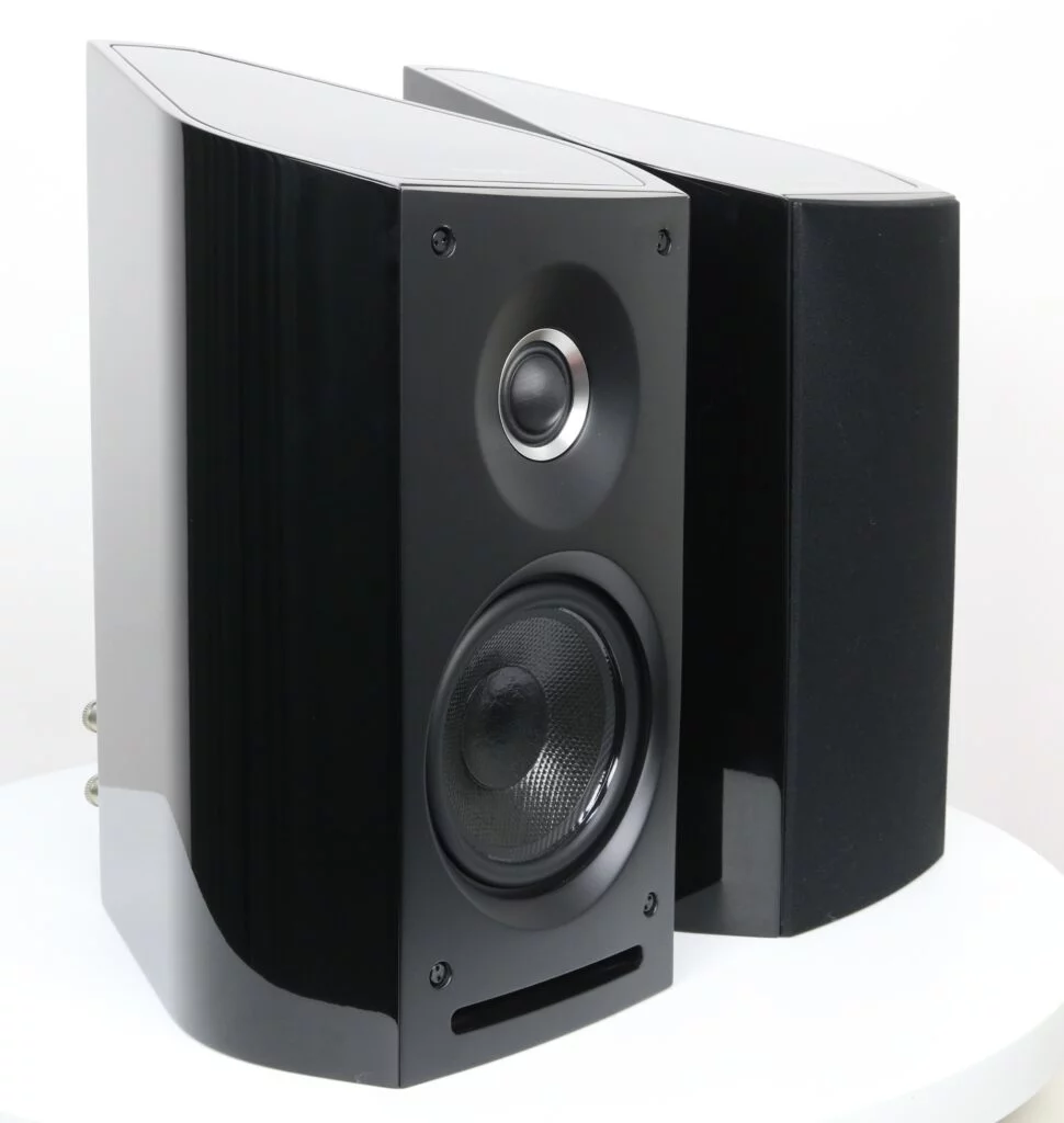 Afbeelding van de Sonus Faber Venere 1.5 boekenplankluidspreker met een elegant, licht gebogen ontwerp en een hoogglans afwerking.