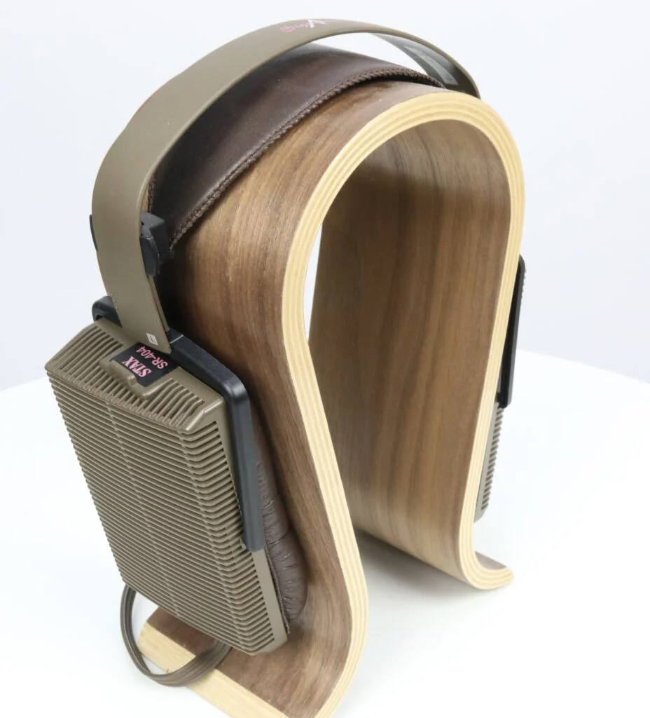 Afbeelding van de Stax SR-404 Signature elektrostatische hoofdtelefoon met bruine afwerking en open-back ontwerp.