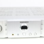 Afbeelding van de Marantz PM-15S2 geïntegreerde versterker met gouden afwerking en helder LCD-display.