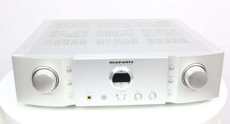 Afbeelding van de Marantz PM-15S2 geïntegreerde versterker met gouden afwerking en helder LCD-display.