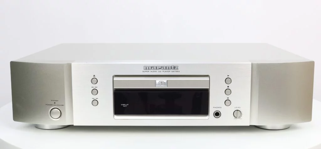 Vooraanzicht van de Marantz SA7003 Super Audio CD-speler in zilver-gouden