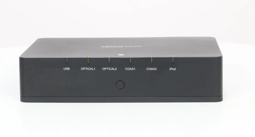 Afbeelding van de Arcam irDAC, een compacte zwarte digitale-naar-analoog converter met meerdere ingangen