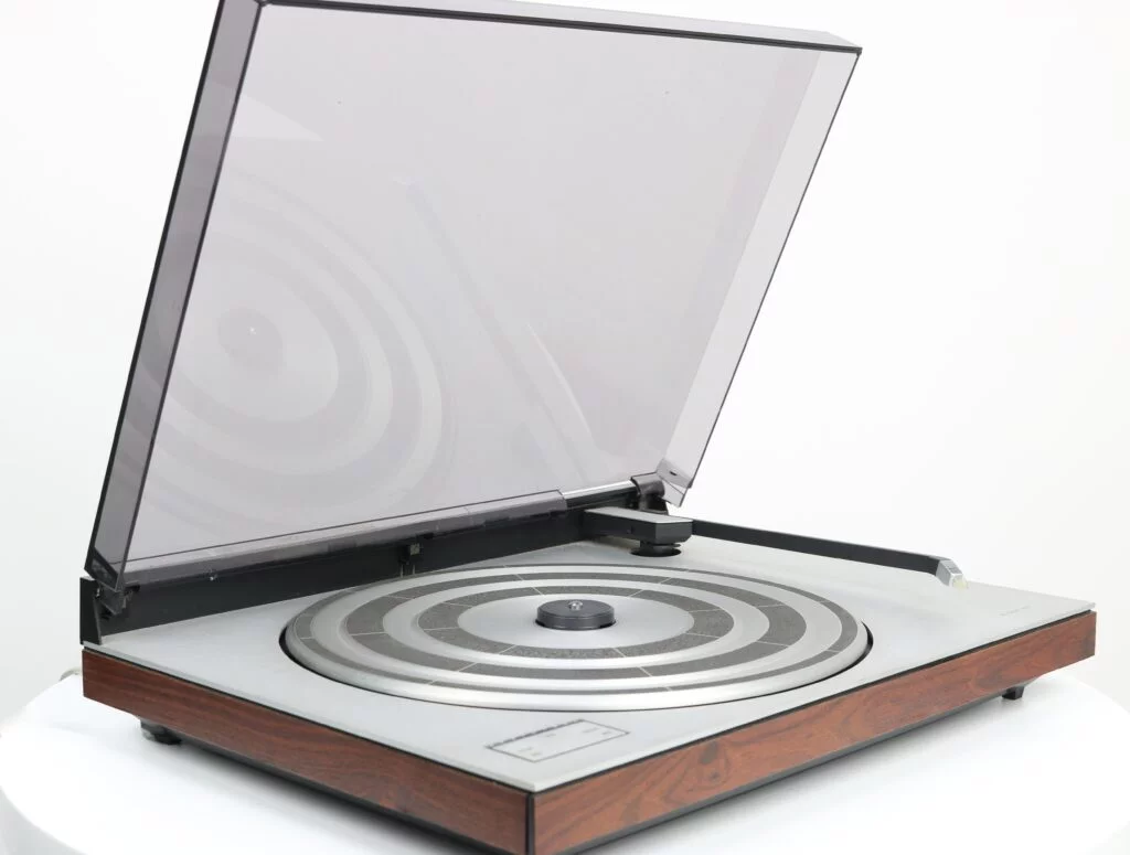 Beogram 1600 platenspeler van Bang & Olufsen in palissanderafwerking, compleet met MMC 4000 element, in uitstekende staat