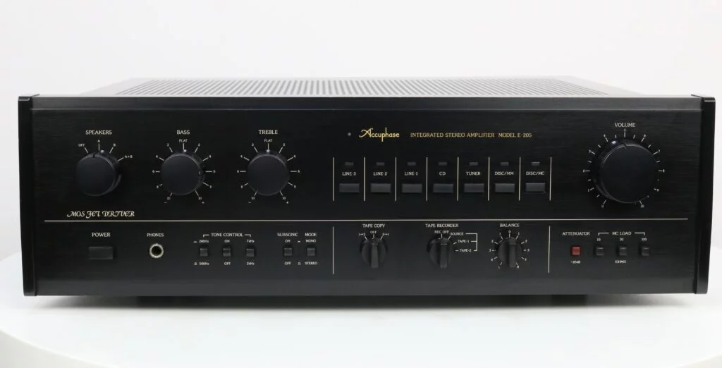 Accuphase E-205 geïntegreerde stereoversterker in zwart met originele verpakking en klassieke bedieningsknoppen