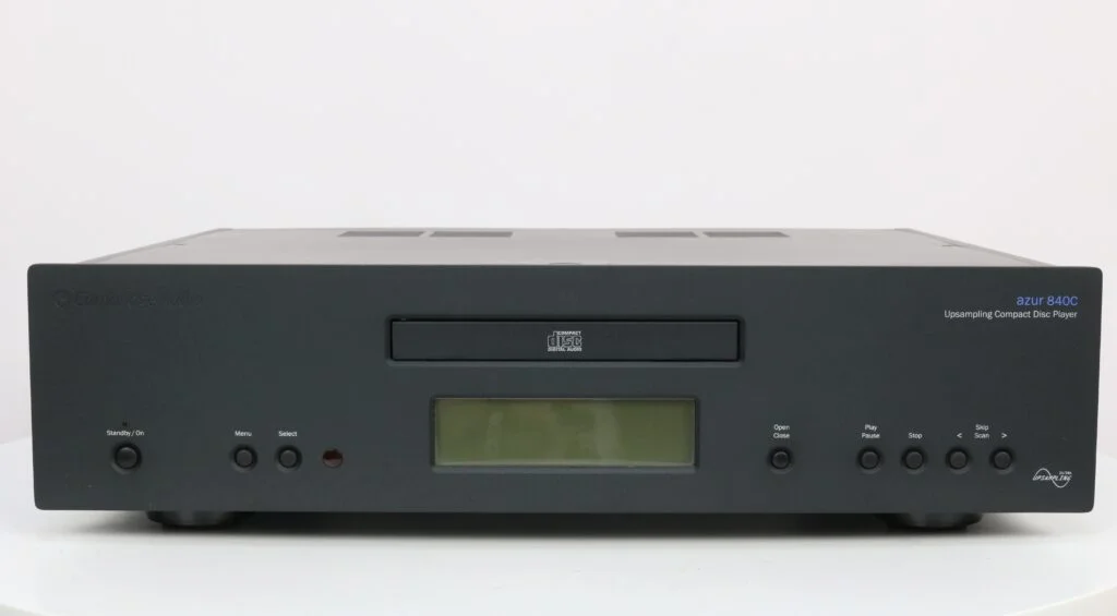 Vooraanzicht van de Cambridge Azur 840C CD-spele