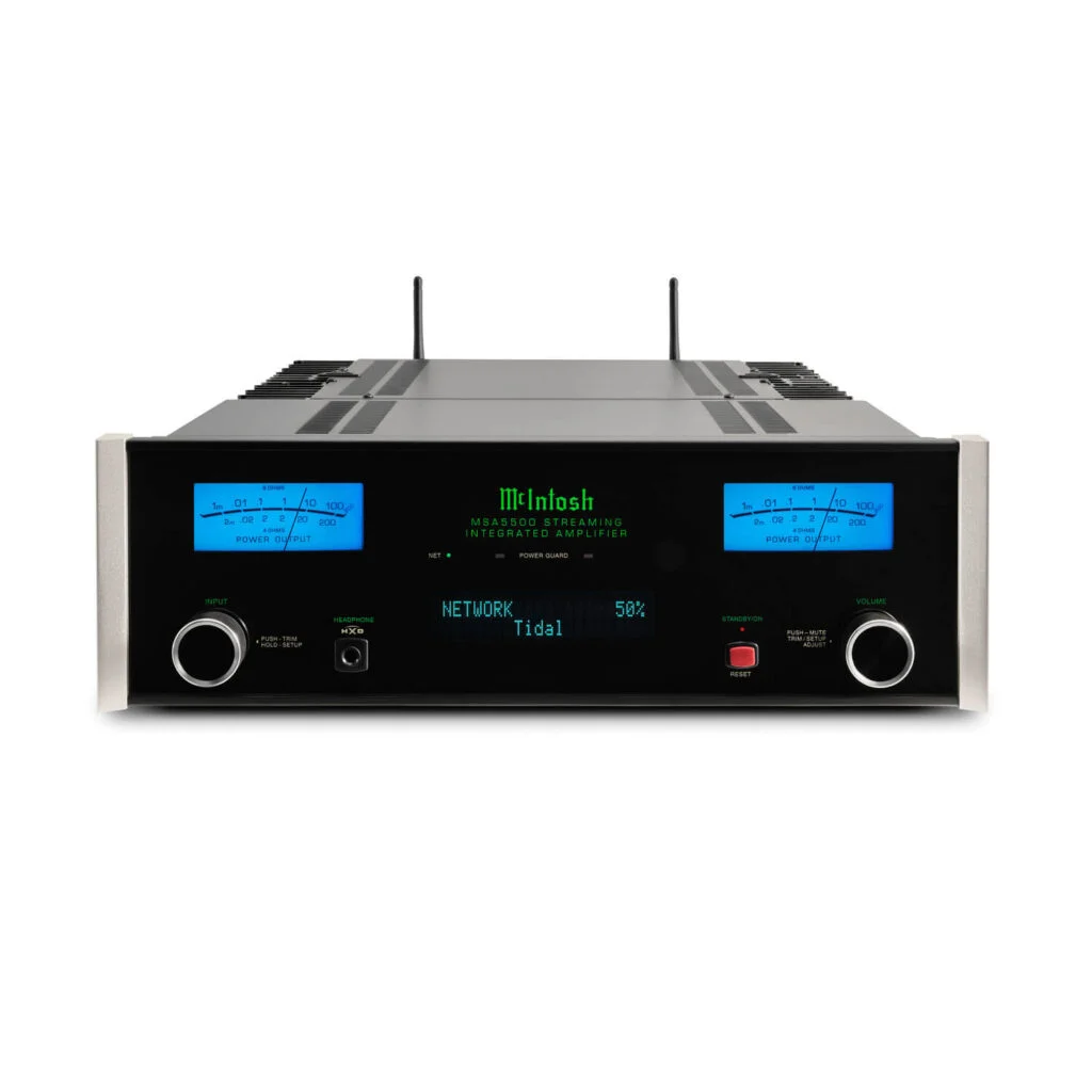 McIntosh MSA5500 geïntegreerde versterker met streamingfunctionaliteit, klassieke zwarte front met blauwe VU-meters en zilverkleurige zijpanelen
