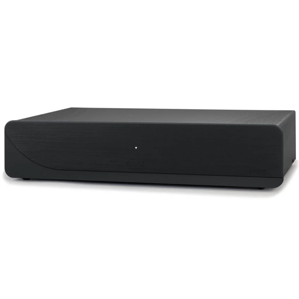 Atoll AM200 Signature eindversterker met strak aluminium frontpaneel en stevige metalen behuizing, geplaatst op een hifi-rack.