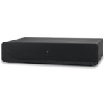 Atoll AM200 Signature eindversterker met strak aluminium frontpaneel en stevige metalen behuizing, geplaatst op een hifi-rack.