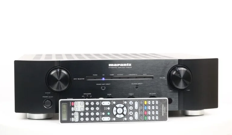 Vooraanzicht van de Marantz PM8003 geïntegreerde stereoversterker met vervangende afstandsbediening, in zwarte afwerking.