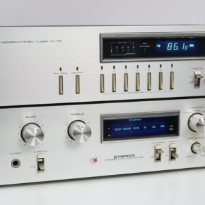 Vooraanzicht van de Pioneer SA-510 versterker met zilveren frontpaneel en blauwe displayverlichting.