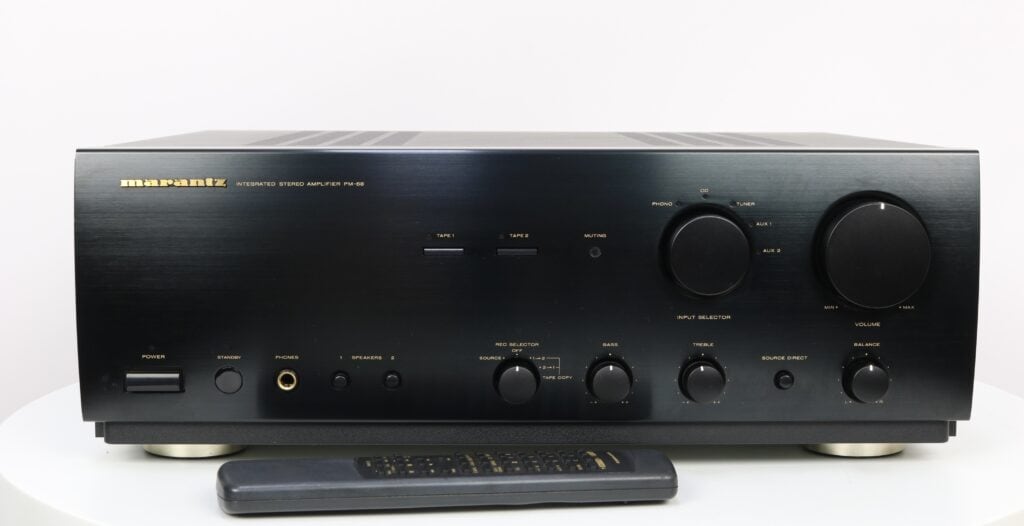 Vooraanzicht van de Marantz PM-68