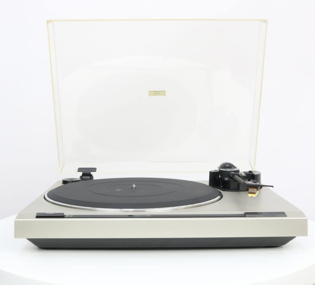 Pioneer PL-620 draaitafel met gesloten stofkap