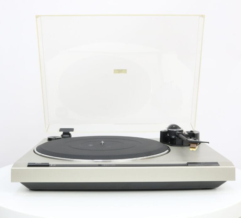 Pioneer PL-620 draaitafel met gesloten stofkap
