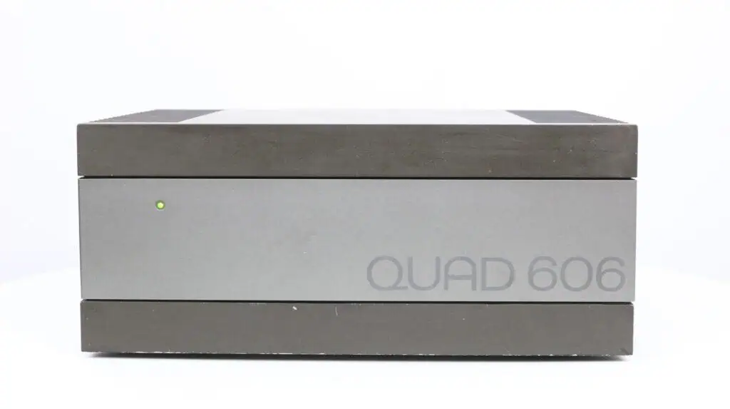 Vooraanzicht van de Quad 606 eindversterker