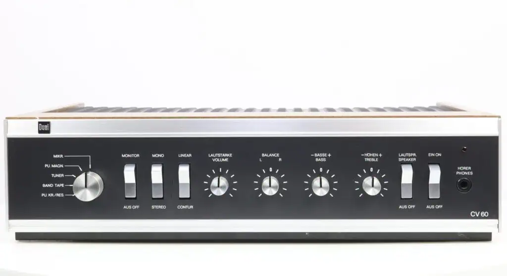 Vooraanzicht van de Dual CV 60 versterker