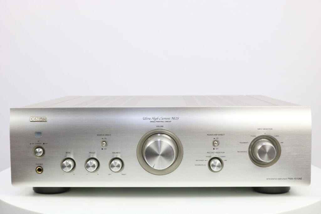 Vooraanzicht van de Denon PMA-1510AE met knoppen en volumeregelaar