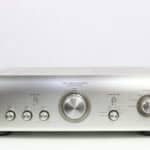 Vooraanzicht van de Denon PMA-1510AE met knoppen en volumeregelaar