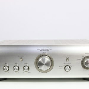 Vooraanzicht van de Denon PMA-1510AE met knoppen en volumeregelaar