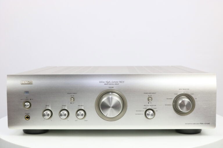 Vooraanzicht van de Denon PMA-1510AE met knoppen en volumeregelaar
