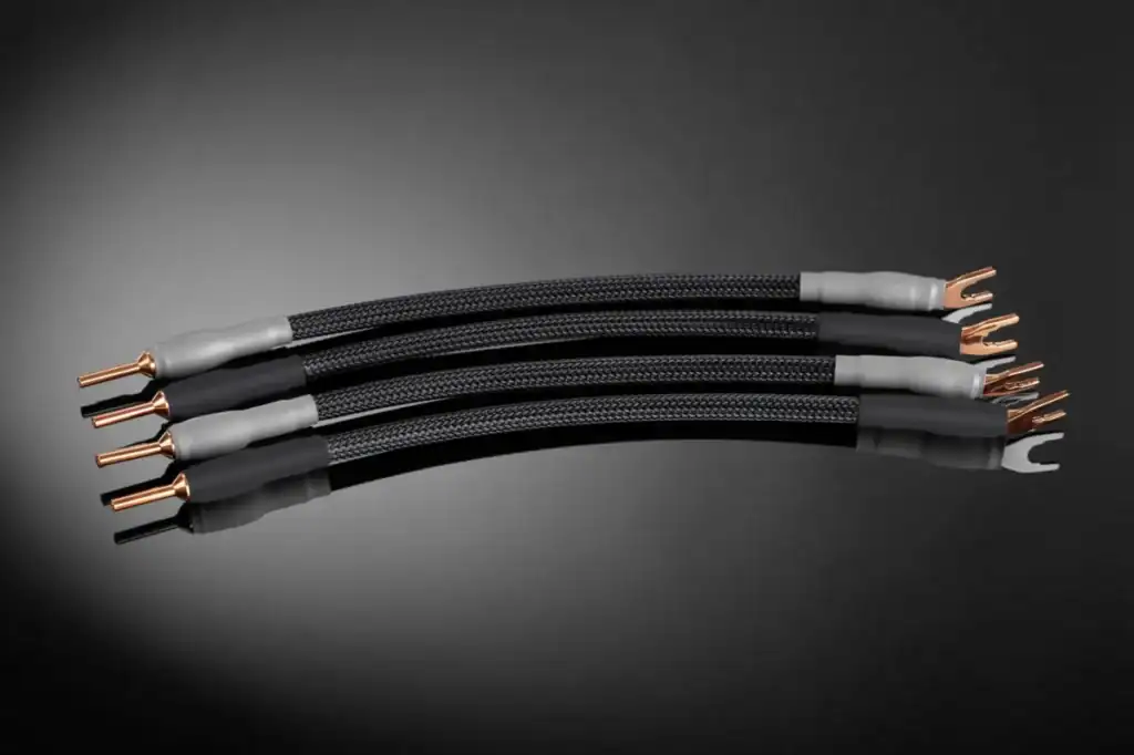Shunyata Venom luidsprekerjumper van 0.25 meter met hoogwaardige connectoren, ontworpen voor bi-wire luidsprekersystemen.