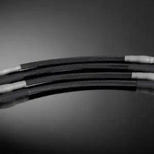 Shunyata Venom luidsprekerjumper van 0.25 meter met hoogwaardige connectoren, ontworpen voor bi-wire luidsprekersystemen.