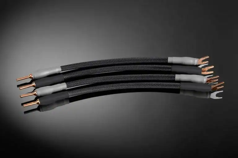 Shunyata Venom luidsprekerjumper van 0.25 meter met hoogwaardige connectoren, ontworpen voor bi-wire luidsprekersystemen.